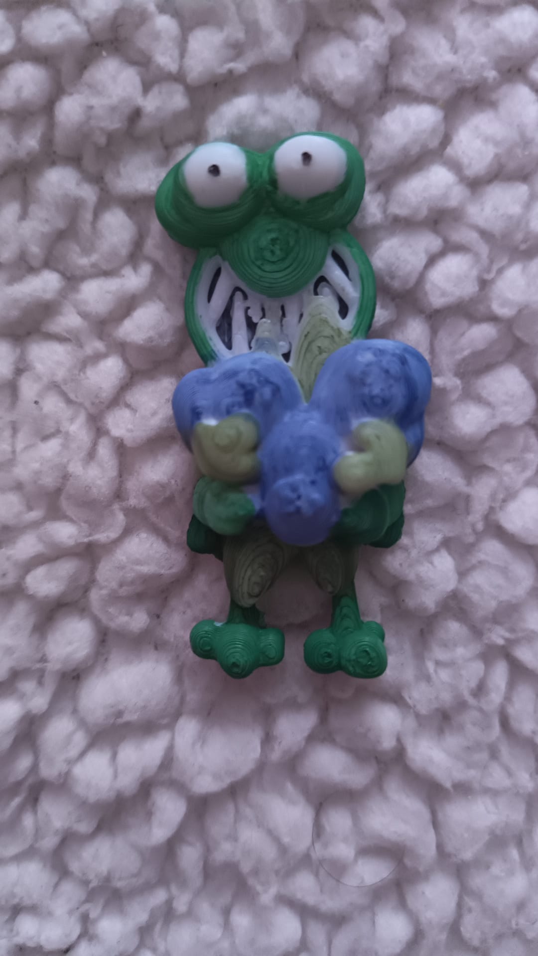 3D tištěná klíčenka – žabka s borůvkami
